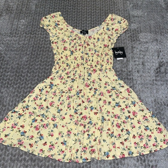 NWT By & By Size Medium 3 Tier Ruffle Short Sleeve Floral Print Dress. - Picture 4 of 12